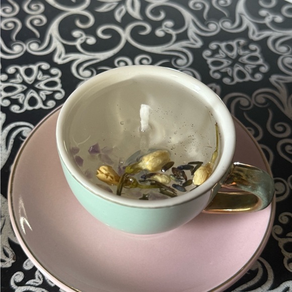 Handmade Turquoise Teacup Gel Wax Candle with Amethyst Crystals & Dried Flowers - Picture 1 of 3